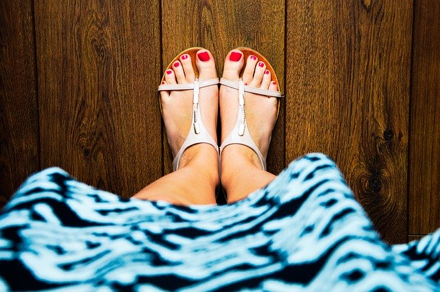 Wygodne obuwie na ciepłe dni - jakie sandały nosić?