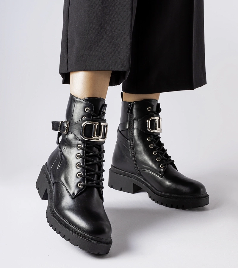 Czarne klasyczne botki z klamerką Capistrano