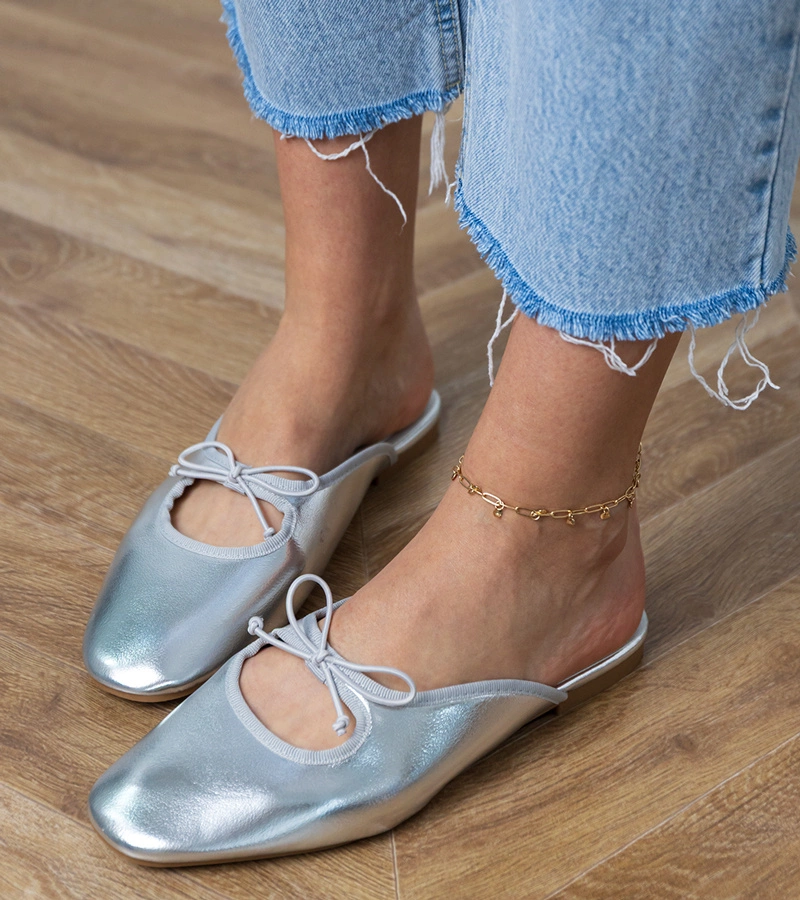 Srebrne klapki zabudowane na płaskiej podeszwie Matila