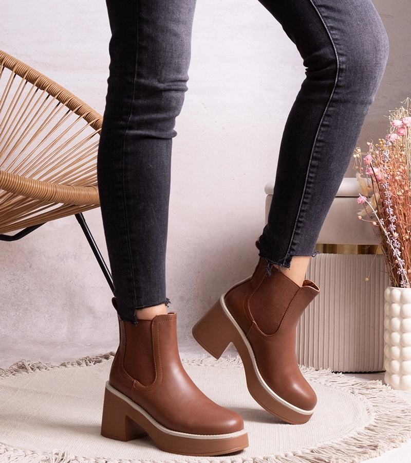 Brązowe botki na słupku Lidea