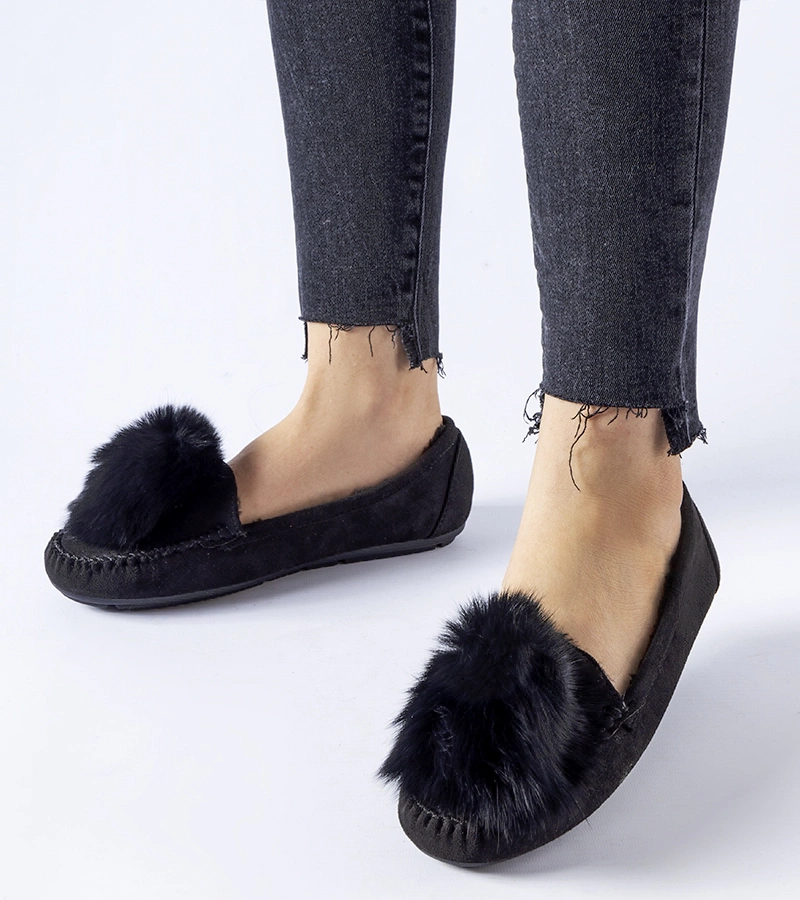Czarne ocieplane kapcie z pomponem Marchetti