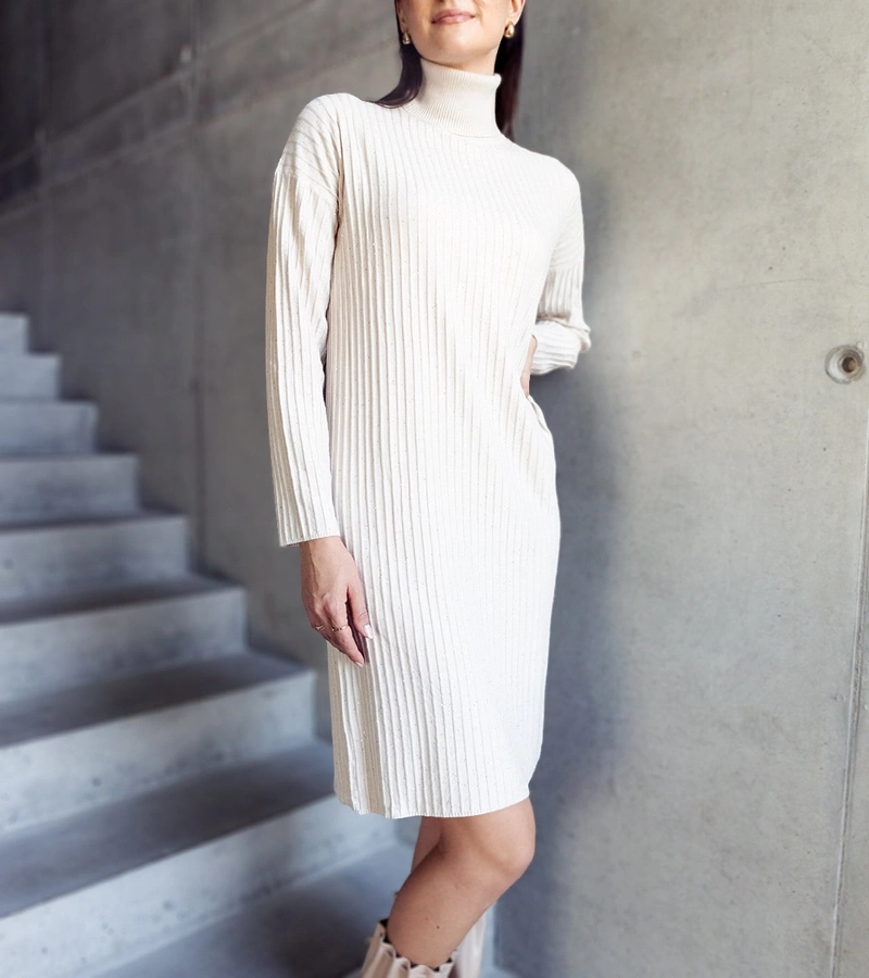 Beżowa sukienka połyskująca midi z golfem Kusama