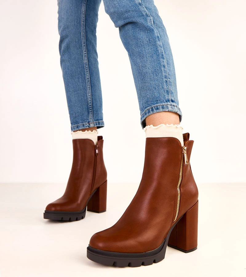 Brązowe botki na słupku Kage