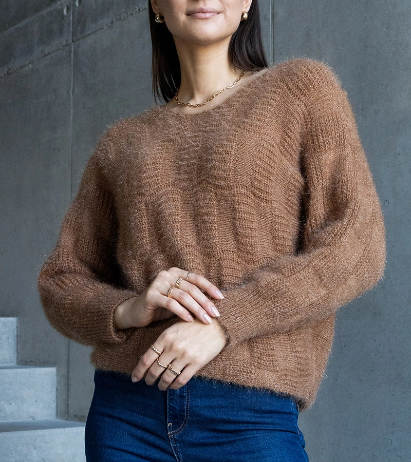 Ciemnobeżowy sweterek z dekoltem Neveri