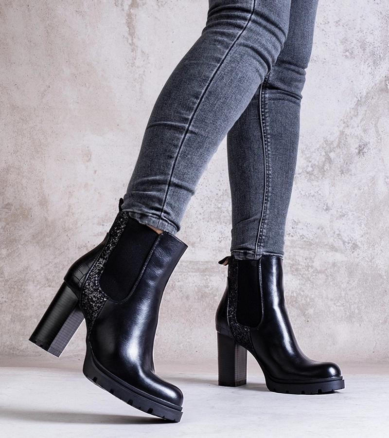 Czarne błyszczące botki na słupku Lera