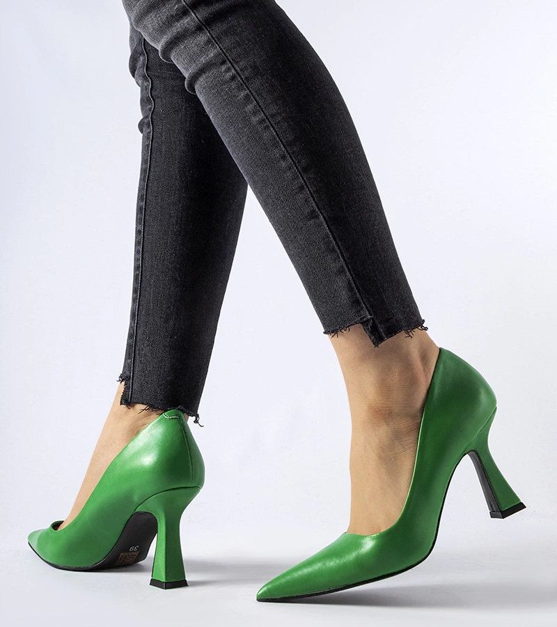 Zielone czółenka na asymetrycznym obcasie Tore