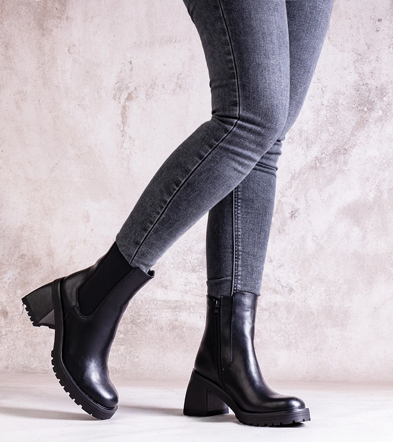 Czarne botki na słupku damskie z eko skóry Ariane