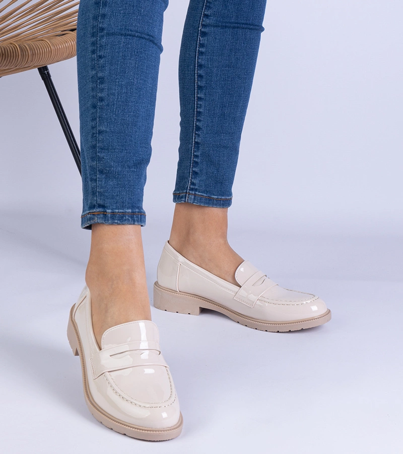 Beżowe półbuty damskie lakierowane Eledia