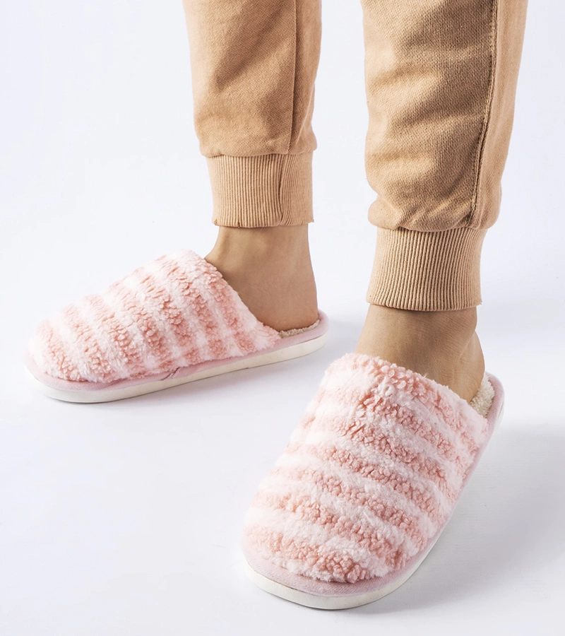 Różowe ciepłe kapcie w paski Agira