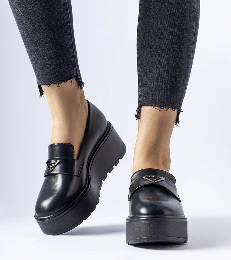 Czarne półbuty na platformie Monra