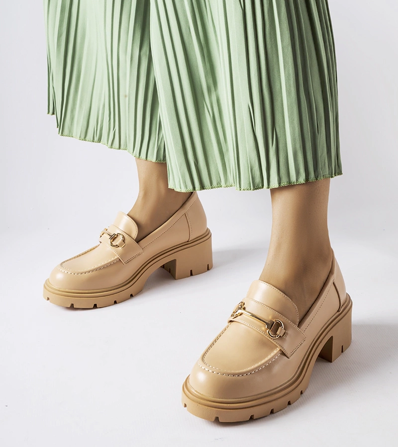 Beżowe półbuty na obcasie Fabrizio