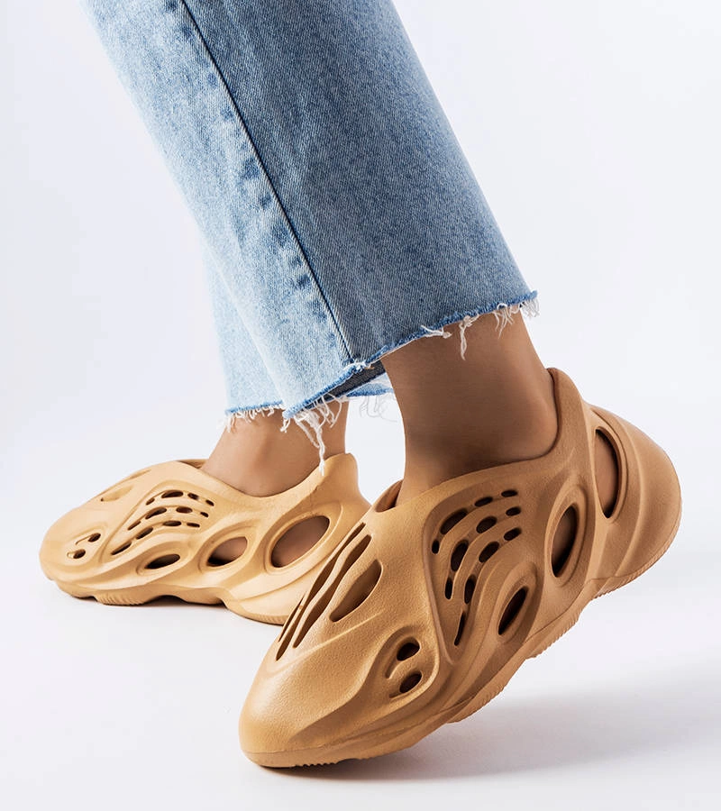 Brązowe piankowe klapki Julienne