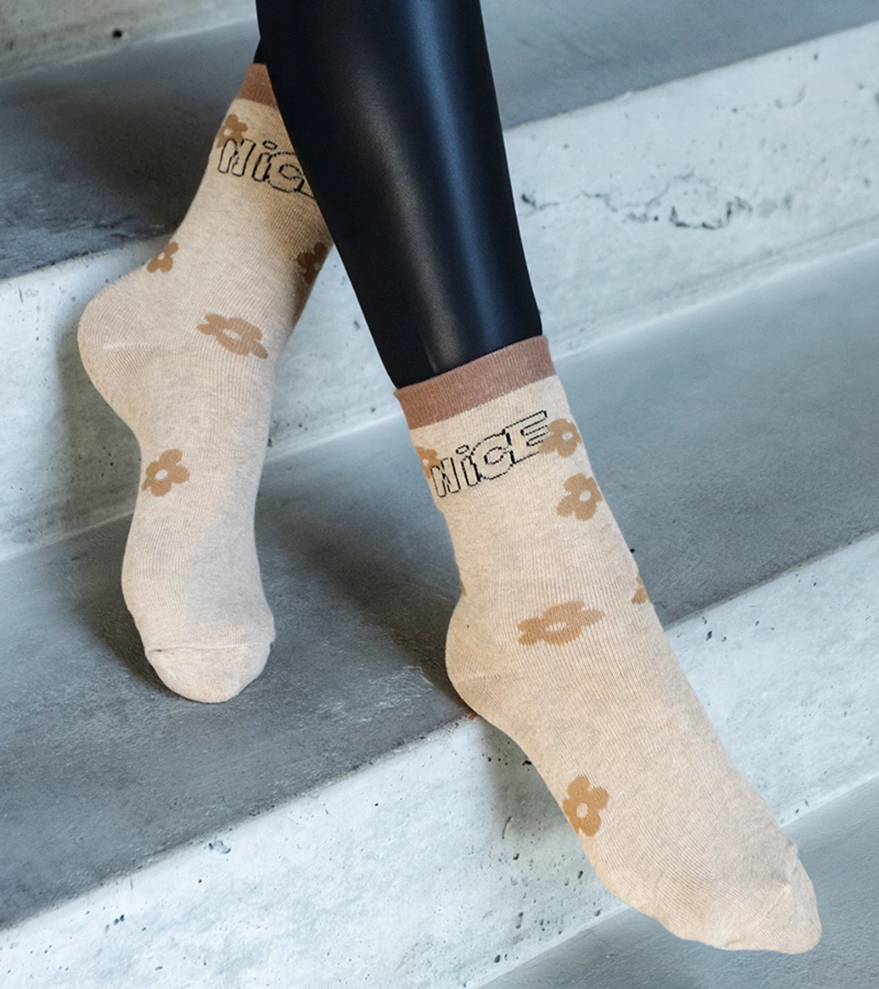 Beżowe ciepłe skarpetki z kwiatkiem Sella