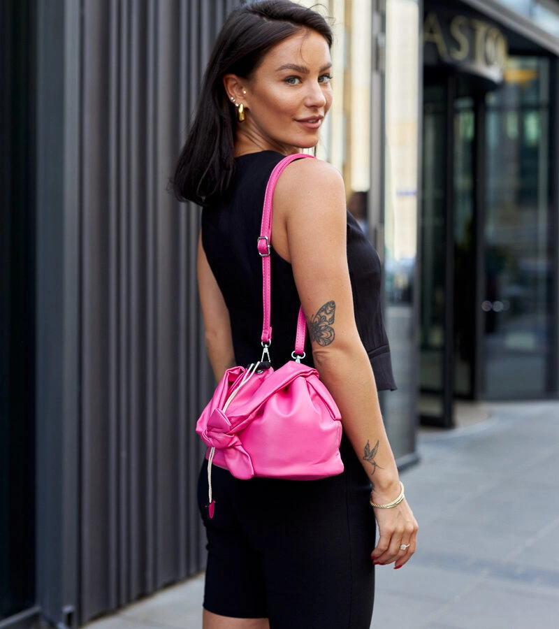 Ciemnoróżowa mała torebka typu ,,worek '' Aamala