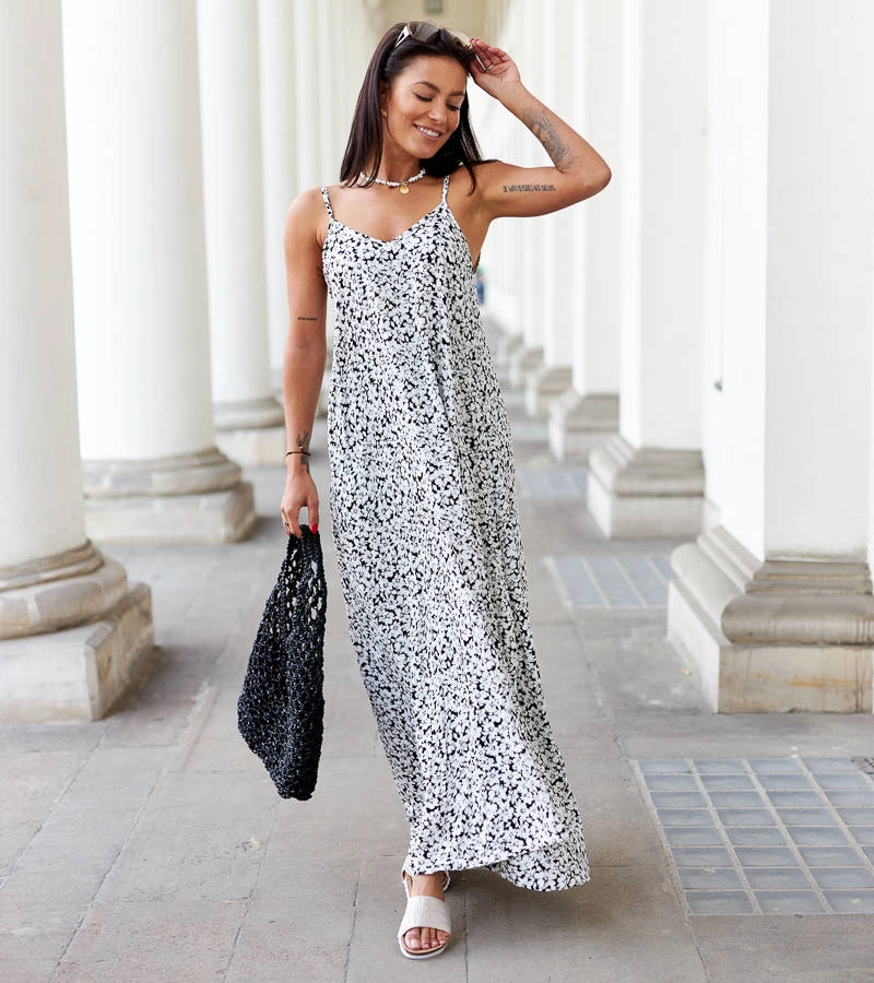 Czarna sukienka o luźnym kroju Giona