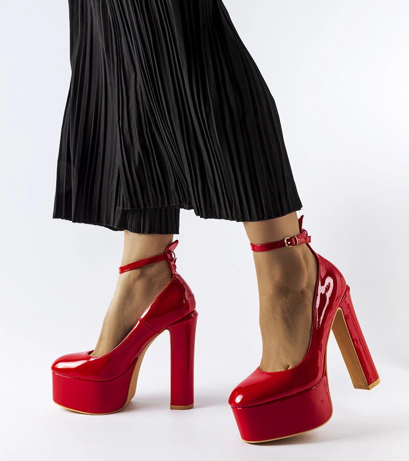 Czerwone lakierowane czółenka na wysokim słupku Colle