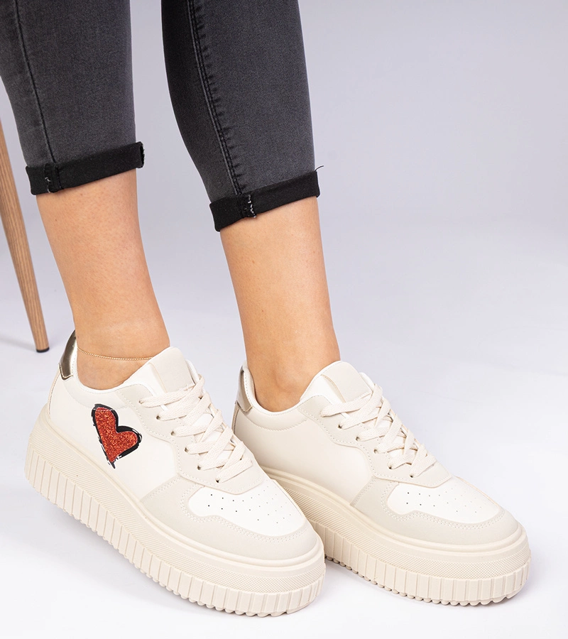 Beżowe sneakersy damskie z brokatowym serduszkiem Laira