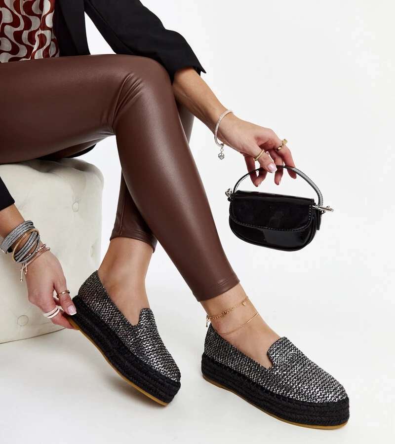 Czarne espadryle zdobione srebrną nitką Havin