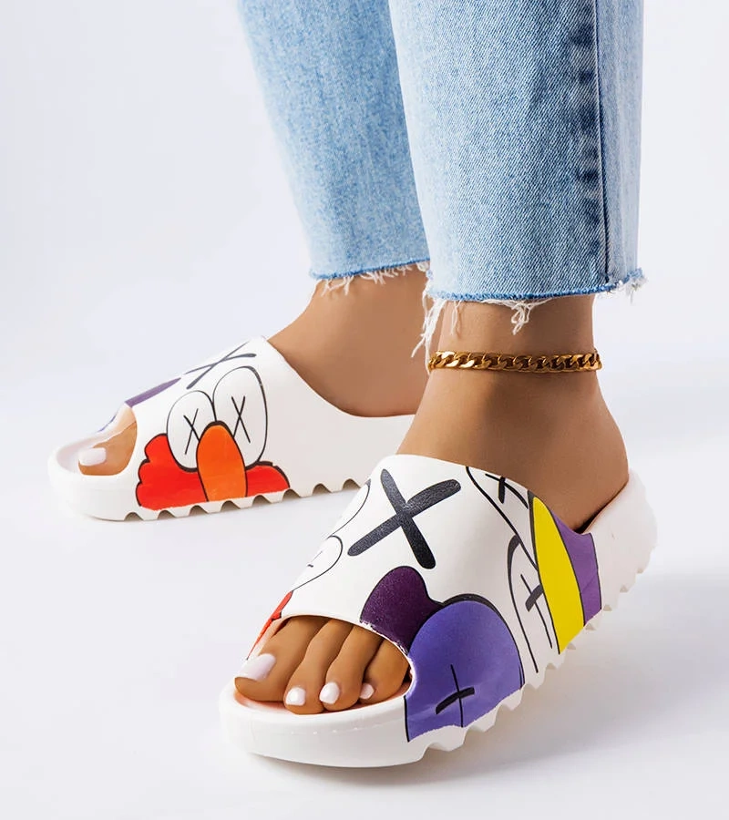 Białe klapki z bieżnikiem i nadrukami Lindale