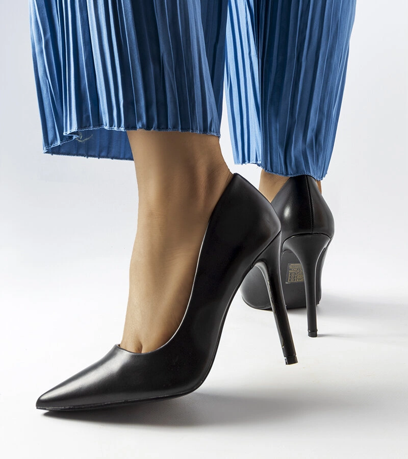 Czarne klasyczne szpilki Delis