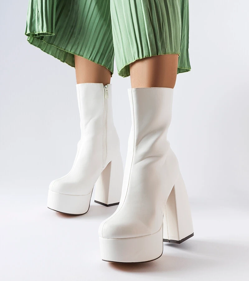 Białe botki na wysokim słupku Baratti