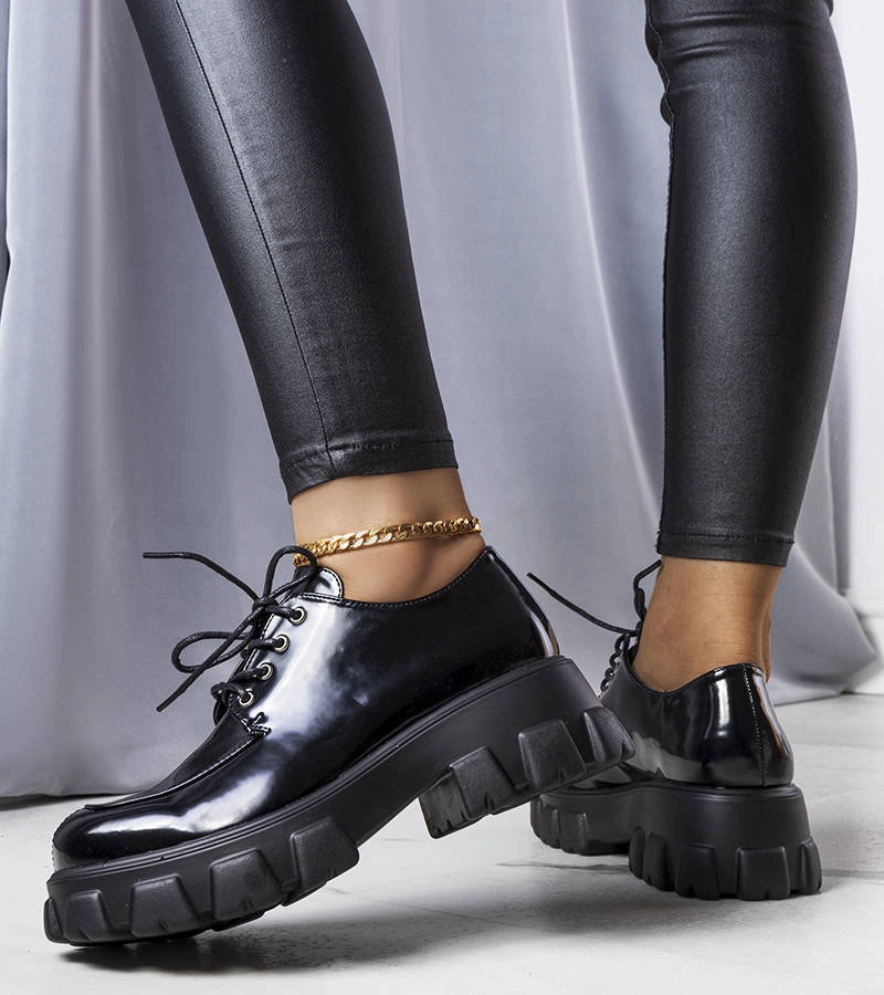 Czarne lakierowane półbuty Lynn