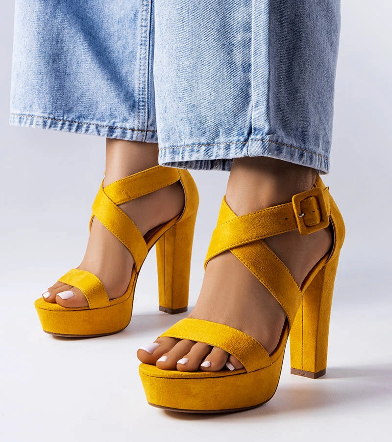 Żółte sandały na słupku Sevier