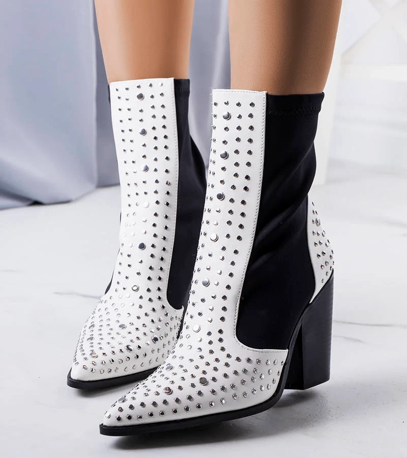 Białe botki zdobione ćwiekami Orazi