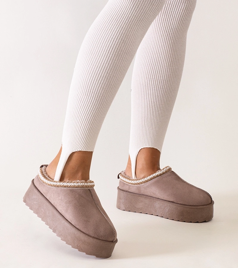 Ciemnobeżowe kapcie zdobione haftem Luanela