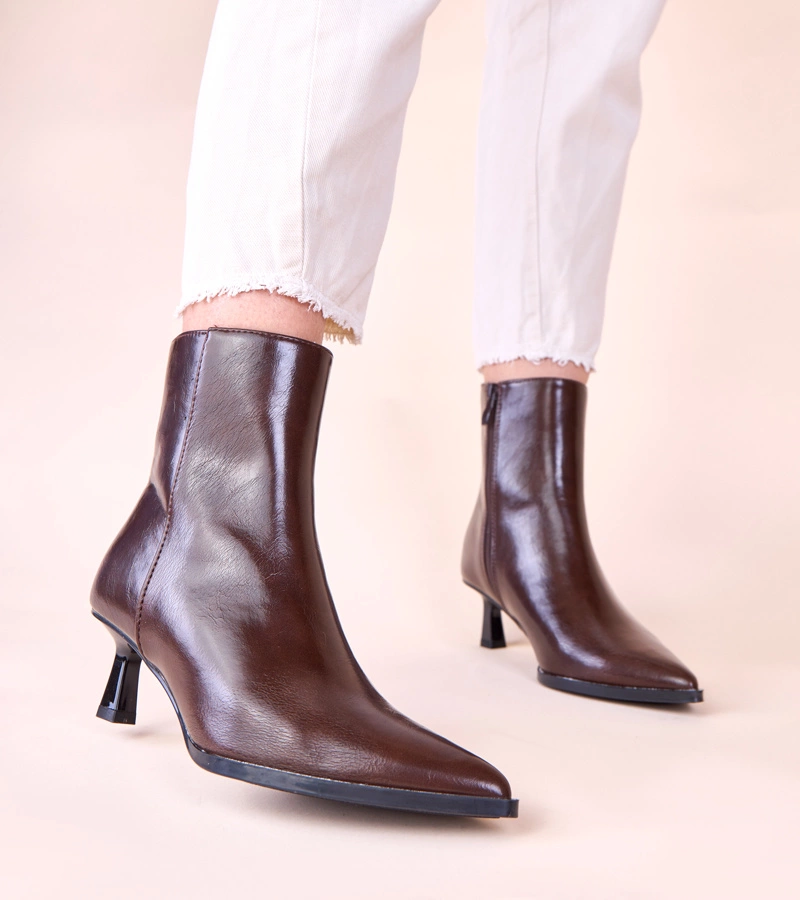 Brązowe botki na szpilce typu kaczuszka Mordi