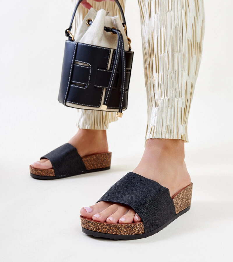 Czarne klapki na korkowej koturnie Naifene