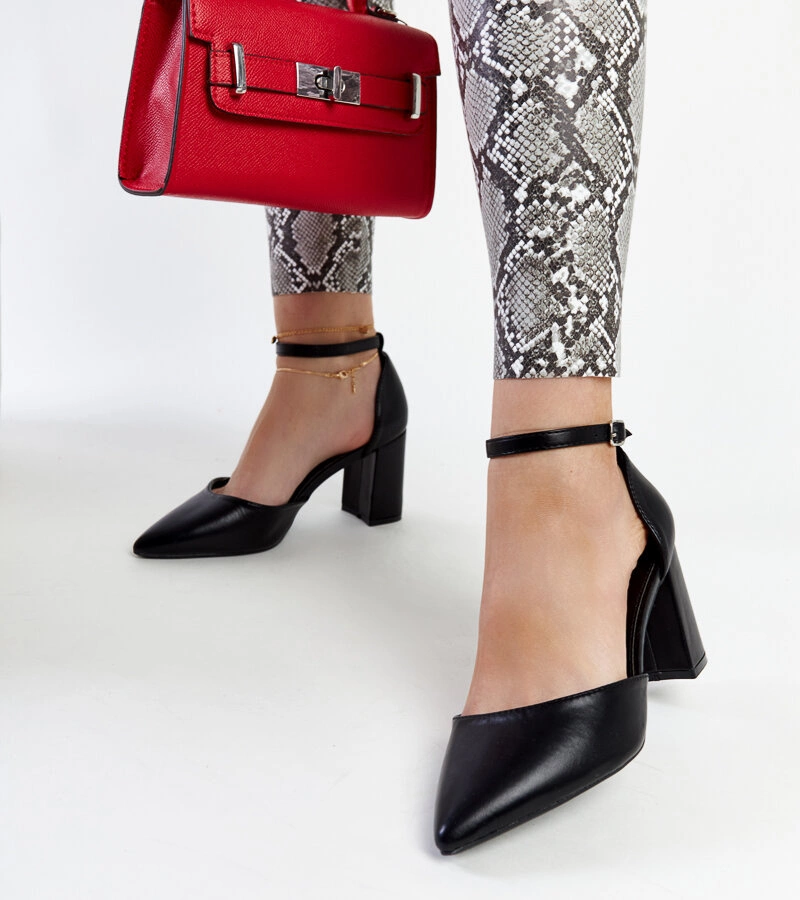 Czarne czółenka na słupku Artje