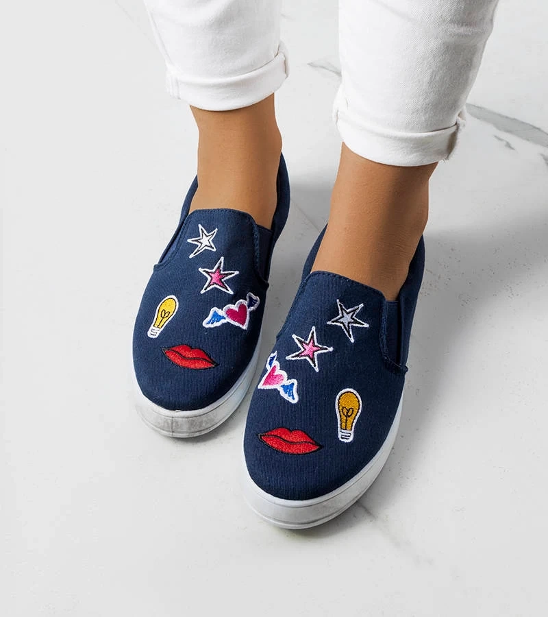 Granatowe tenisówki z naszywkami Anais