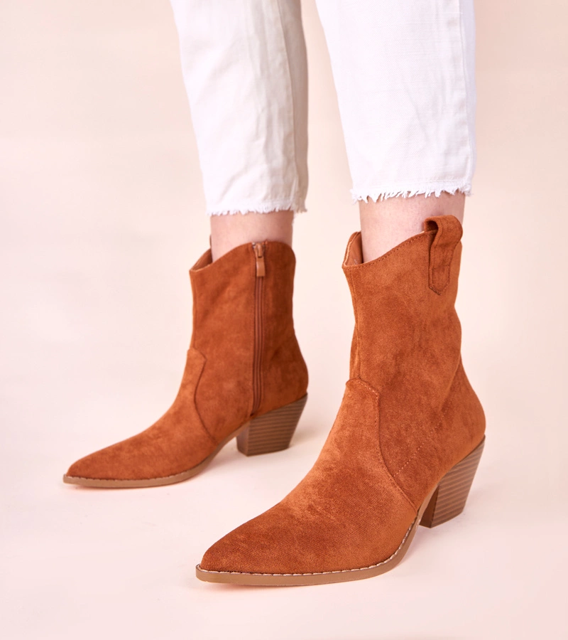 Brązowe kowbojki na słupku Alka