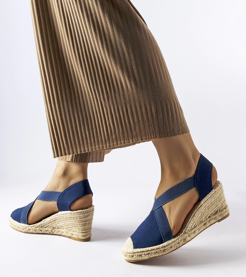 Granatowe sandały na koturnie Seda