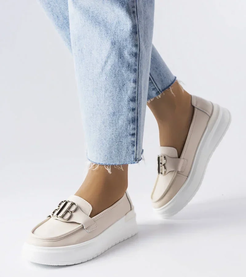 Beżowe mokasyny na grubej podeszwie Vinceza