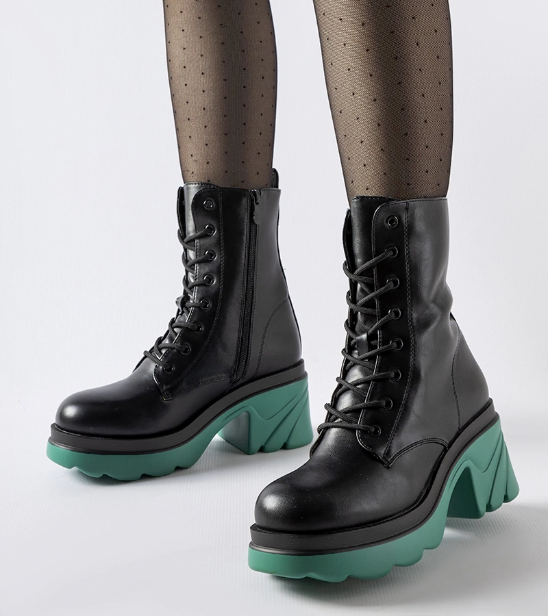 Czarne ocieplane workery na morskim słupku Cost