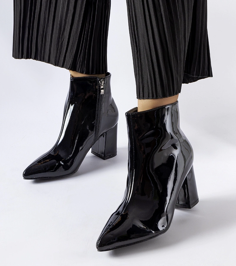 Czarne lakierowane botki na słupku Usinaya