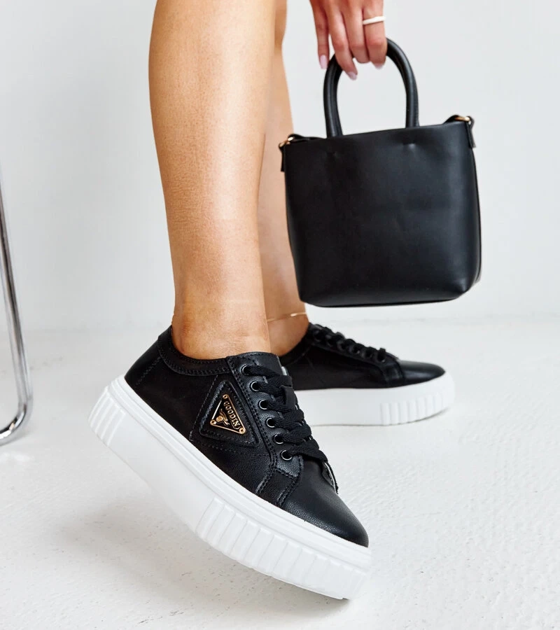 Czarne skórzane sneakersy na grubej podeszwie Attia