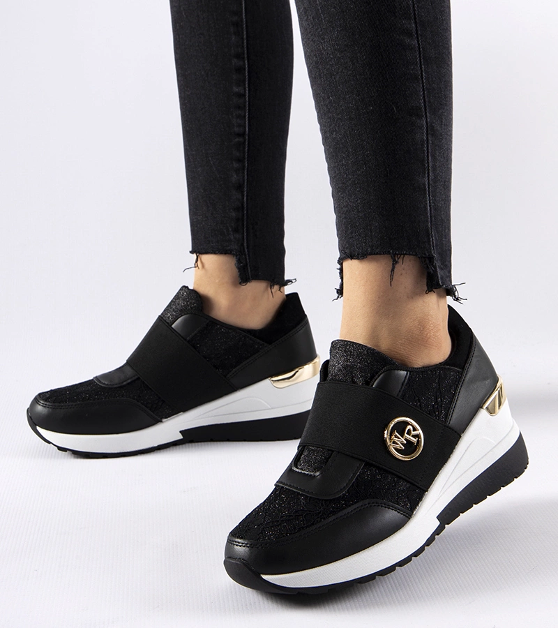 Czarne wsuwane sneakersy na koturnie Salida