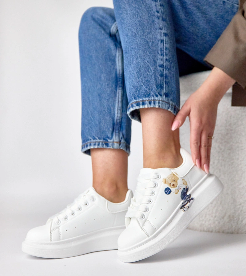 Białe sneakersy na platformie z misiem Margot