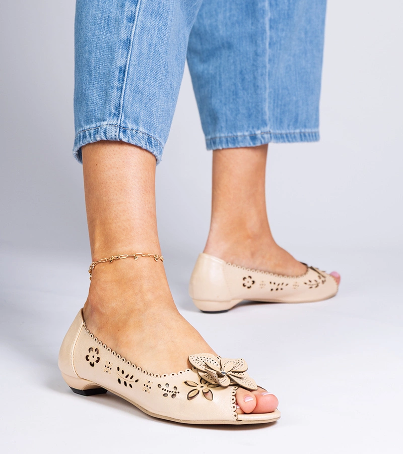 Beżowe ażurowe balerinki z odkrytym noskiem Ursull