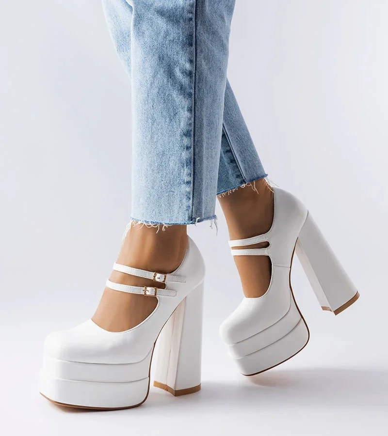 Białe czółenka na wysokim słupku Chouinard