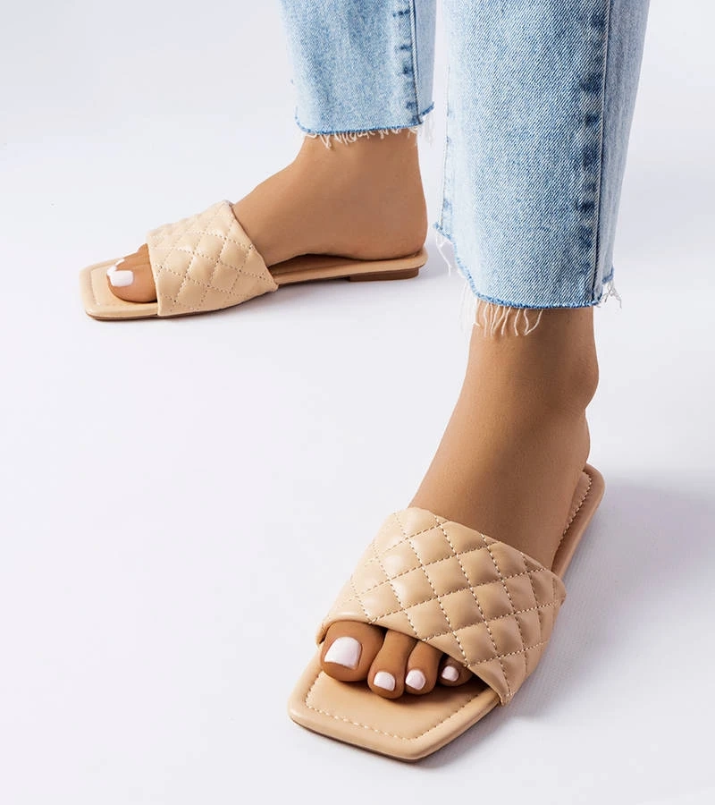 Beżowe eleganckie klapki z pikowaniem Labrie