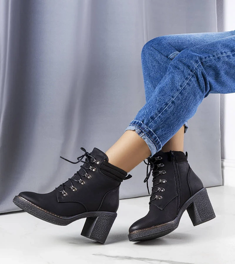 Czarne botki na słupku Zev