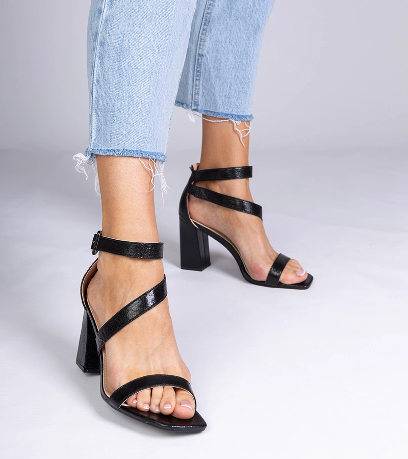 Czarne sandały na słupku ze sprzączką Runaz