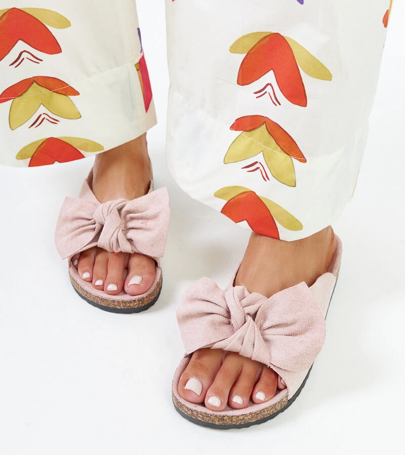 Jasnoróżowe klapki na korkowej podeszwie Aamu