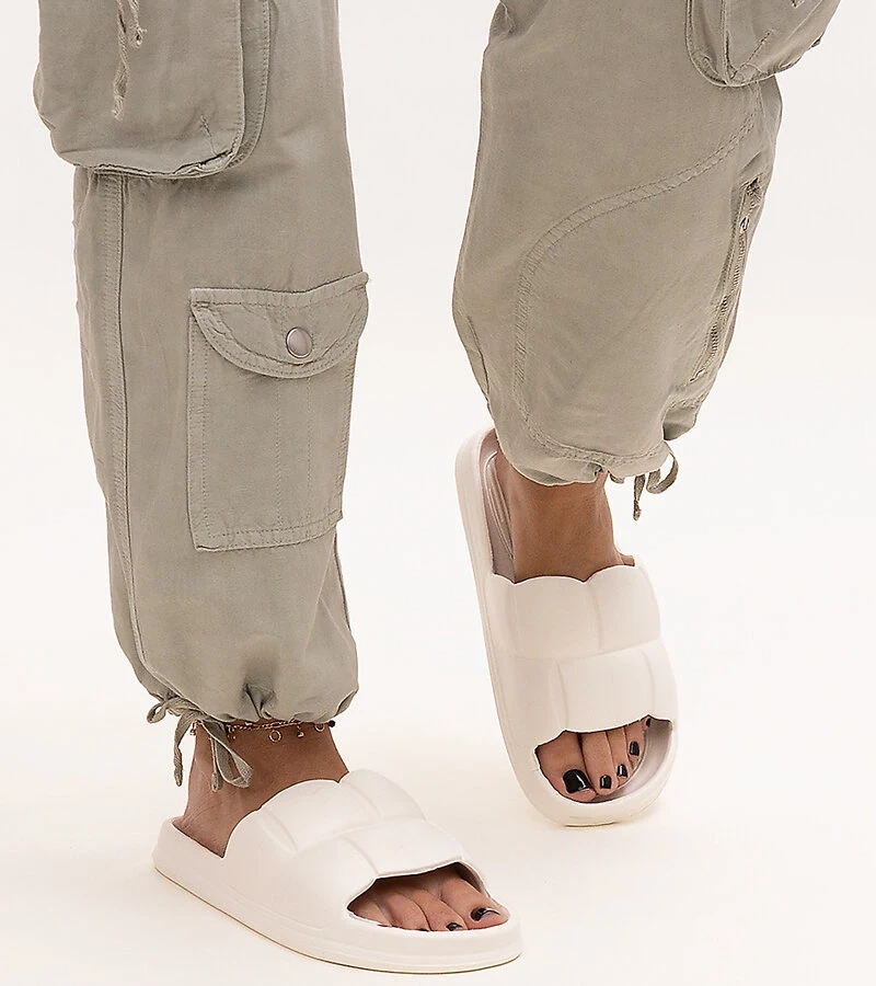 Białe klapki piankowe Diamanda