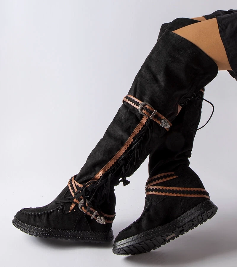 Czarne kozaki na koturnie Novella