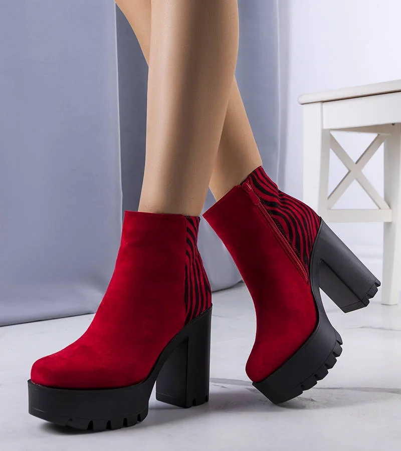 Czerwone botki na wysokim słupku Khalid